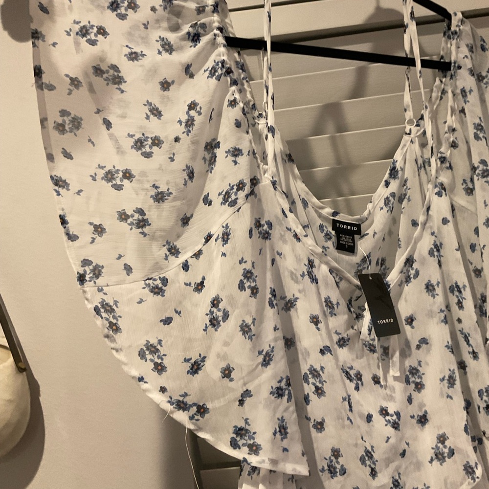 Torrid White Floral Ruffle Sleeve Top